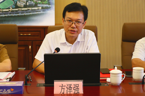 图为方泽强作汇报讲话
