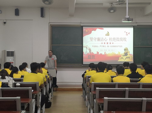 图为覃文进授课现场.jpg