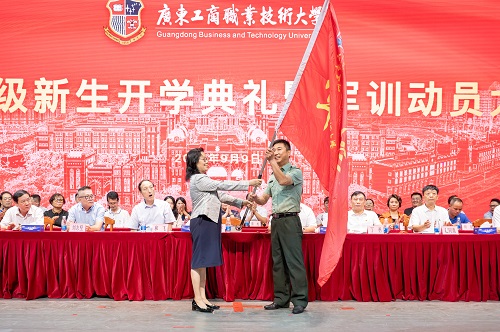 谢建平授团旗.jpg