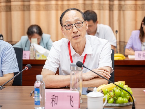 和飞讲话.jpg 和飞讲话.jpg