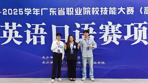 我校指导教师与参赛学生1.jpg 我校指导教师与参赛学生1.jpg