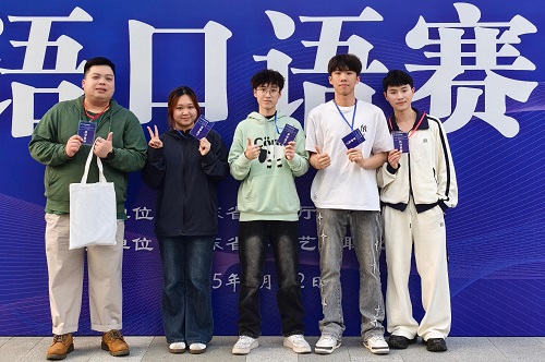 我校指导教师与参赛学生2.jpg 我校指导教师与参赛学生2.jpg