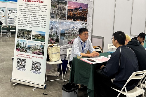 我校招聘展位.jpg 我校招聘展位.jpg