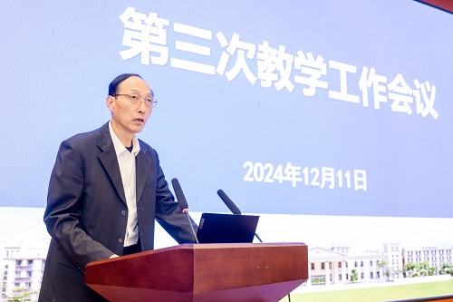 和飞讲话.JPG 和飞讲话.JPG