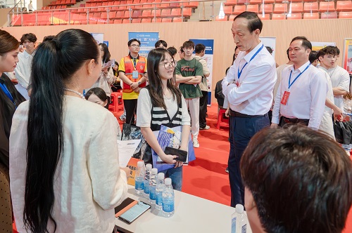 校长和飞与求职学生亲切交流.jpg 校长和飞与求职学生亲切交流.jpg