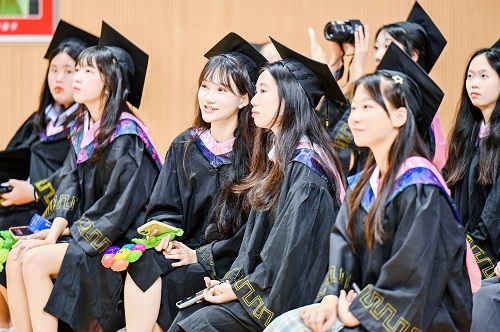 典礼上的毕业生2.jpg 典礼上的毕业生2.jpg