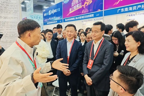 张爱军莅临我校展位.jpg 张爱军莅临我校展位.jpg