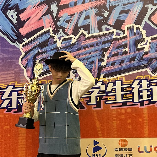 我校获奖学生2.jpg 我校获奖学生2.jpg