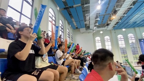 由我校学生组成的拉拉队.jpg 由我校学生组成的拉拉队.jpg