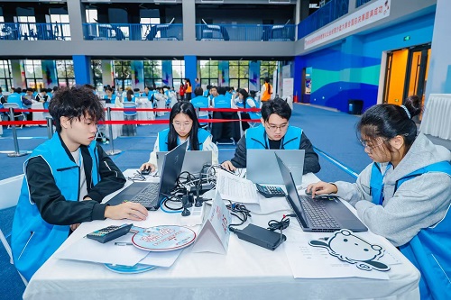 我校参赛学生1.jpg 我校参赛学生1.jpg