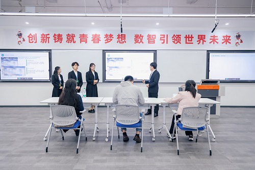 我校参赛学生2.jpg 我校参赛学生2.jpg