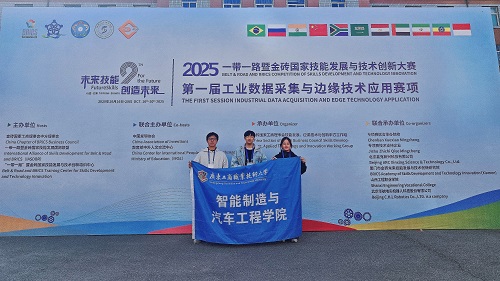 参赛学生与指导教师.jpg 参赛学生与指导教师.jpg