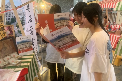 观众翻阅我校招生简章.jpg 观众翻阅我校招生简章.jpg
