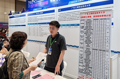 长沙站我校招聘展位.jpg 长沙站我校招聘展位.jpg
