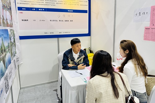赵同胤在杭州站招聘现场接待求职者.jpg 赵同胤在杭州站招聘现场接待求职者.jpg