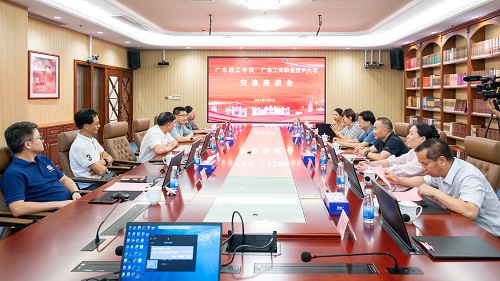 座谈现场.jpg 座谈现场.jpg