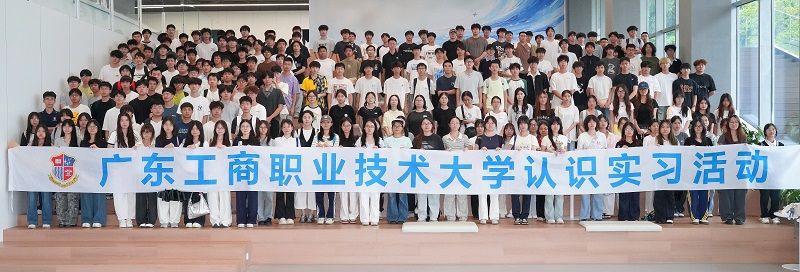 第一批实习学生合影.jpg 第一批实习学生合影.jpg