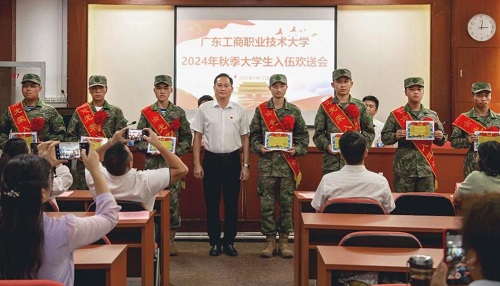 卢景值为入伍新兵颁发入伍通知书.jpg 卢景值为入伍新兵颁发入伍通知书.jpg