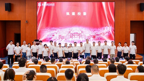 与会领导为新教职工佩戴校徽.jpg 与会领导为新教职工佩戴校徽.jpg