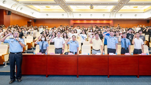 宣读禁毒誓言.jpg 宣读禁毒誓言.jpg