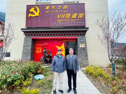 赵同胤一行实地考察我校援建的VR党建馆使用情况.jpg 赵同胤一行实地考察我校援建的VR党建馆使用情况.jpg