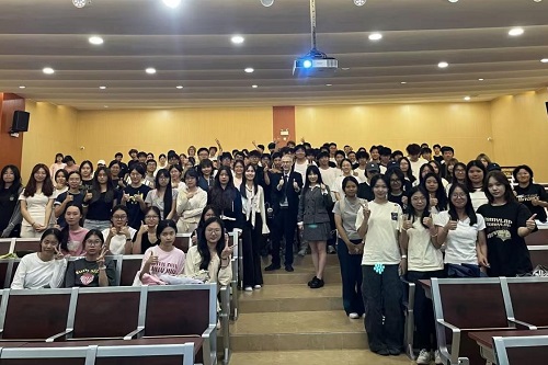 英方代表与我校学生合影.jpg 英方代表与我校学生合影.jpg