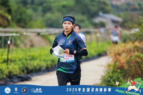 我校学生在比赛中1.jpg 我校学生在比赛中1.jpg