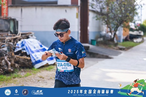 我校学生在比赛中2.jpg 我校学生在比赛中2.jpg
