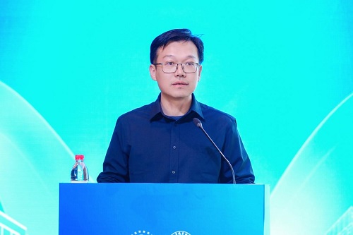 方泽强作报告.jpg 方泽强作报告.jpg