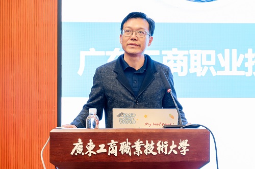 方泽强作报告.jpg 方泽强作报告.jpg