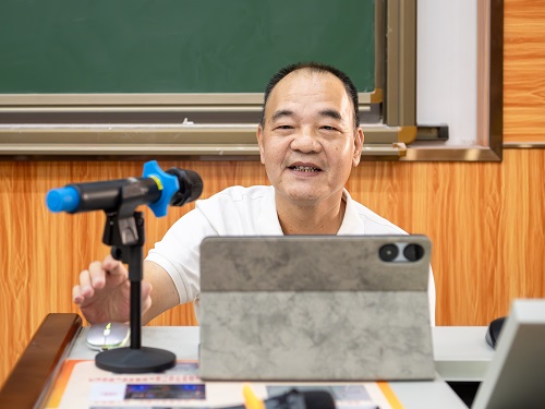 赖昌伟授课.jpg 赖昌伟授课.jpg