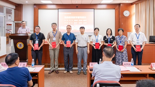 赵同胤为院级督导颁发聘书.JPG 赵同胤为院级督导颁发聘书.JPG