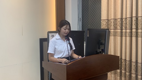 学生代表作述职汇报.jpg 学生代表作述职汇报.jpg