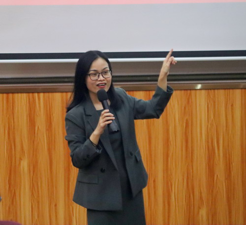 谭经宇主讲.JPG 谭经宇主讲.JPG
