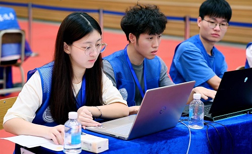 我校参赛学生.jpg 我校参赛学生.jpg