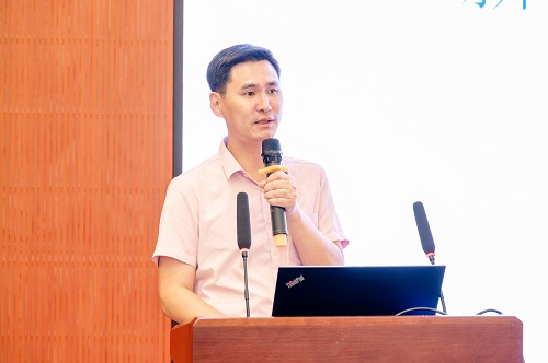 邹冠炀主讲.JPG 邹冠炀主讲.JPG