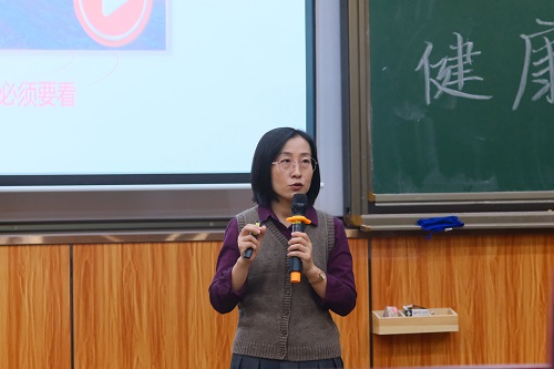 梁伟莹主讲.jpg 梁伟莹主讲.jpg